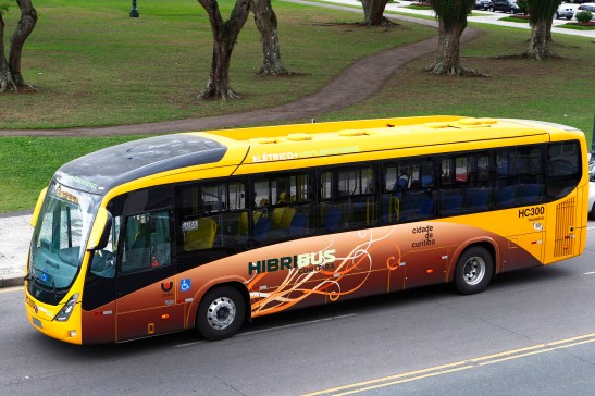 Passageiros aprovam novos ônibus híbridos nas linhas convencionais. Curitiba, 19/10/2012 Foto: Luiz Costa/SMCS