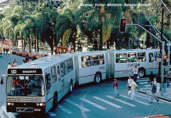 A geração do Torino 1989 entra na era dos biarticulados para grande capacidade de passageiros. Biarticulado sobre chassi Volvo B58