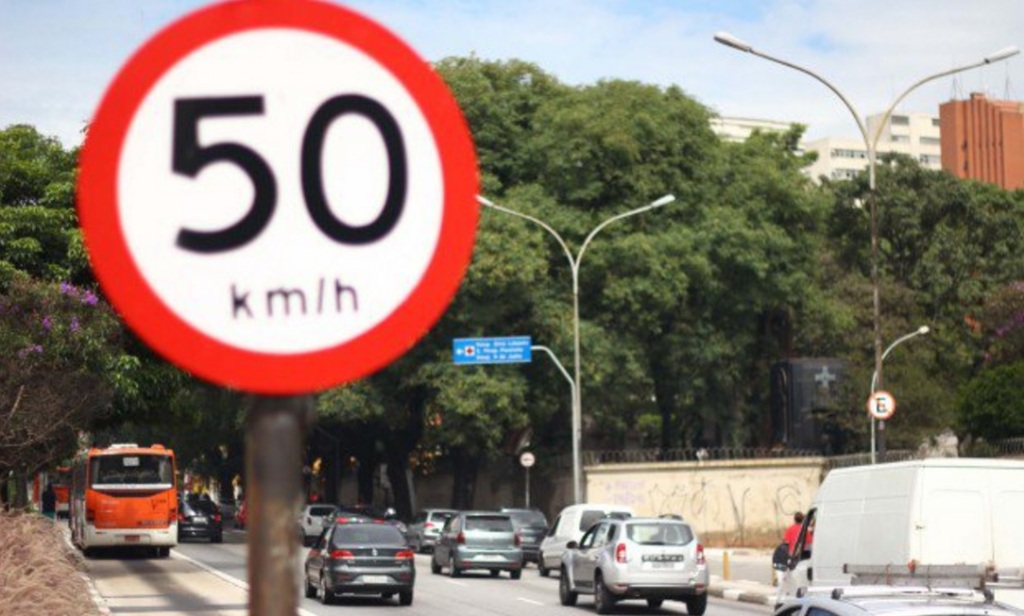 Redução de velocidade nas vias de maior movimento e prioridade ao transporte público estão entre as medidas para aumentar a segurança no trânsito-  Foto: Agestado