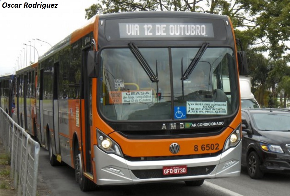 Ônibus midi, de empresa que surgiu de cooperativa e São Paulo, com ar condicionado. Veículos novos na cidade devem ter equipamento